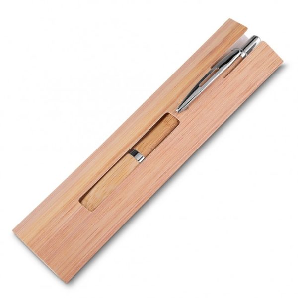 Conjunto caneta de bambu com estojo de papel. Carga esferográfica azul e acionamento por clique.